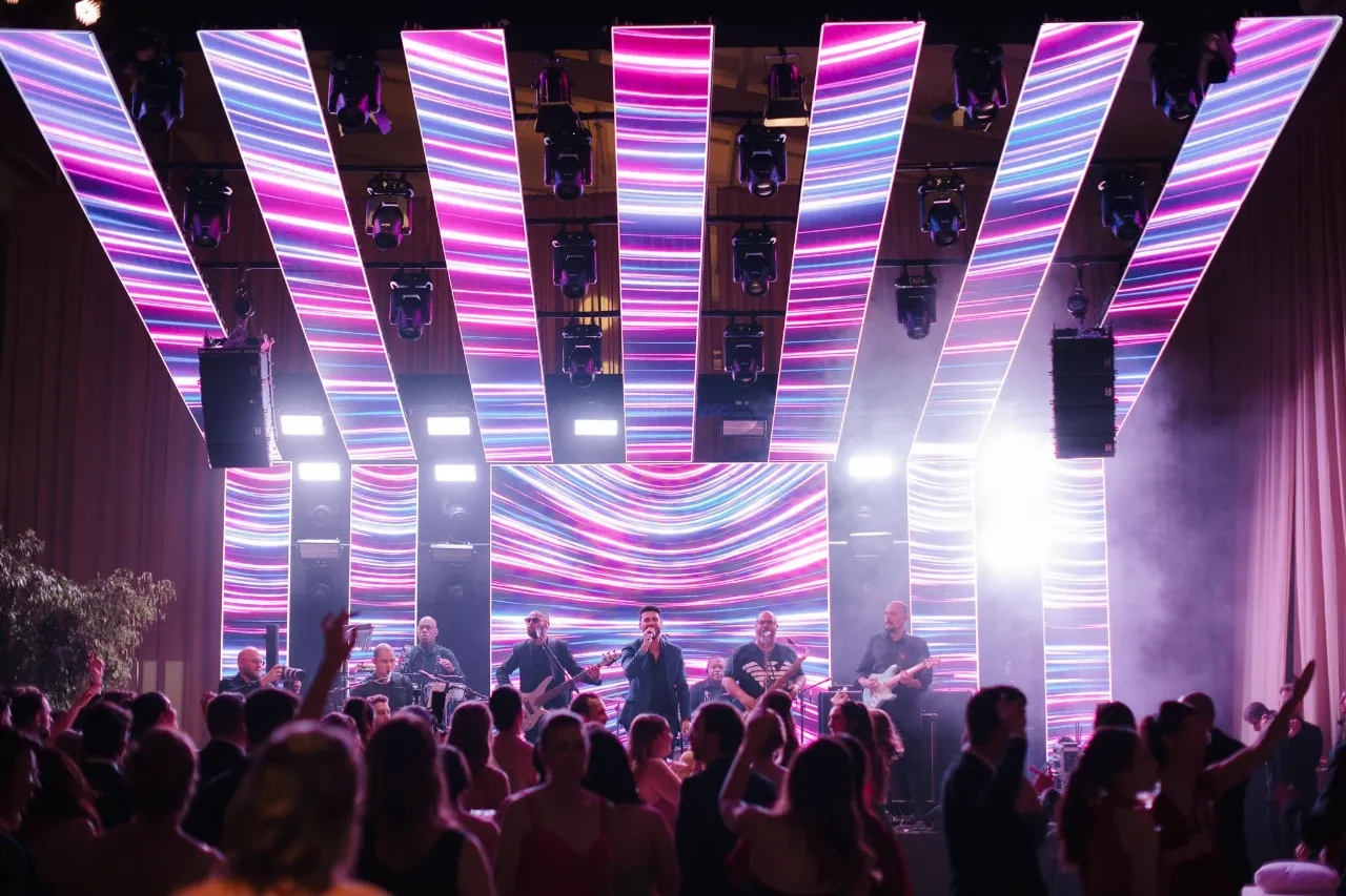 Baile da Show ao vivo num palco com telão de LED e a pista cheia de convidados dançando