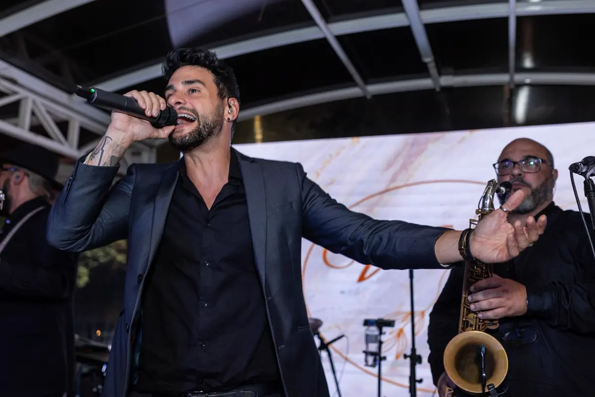 Vocalista e saxofonista da Baile da Show tocando ao vivo