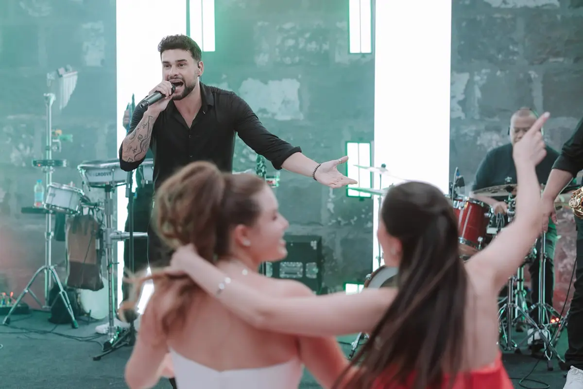 Vocalista da Baile da Show animando a noiva e as amigas na pista