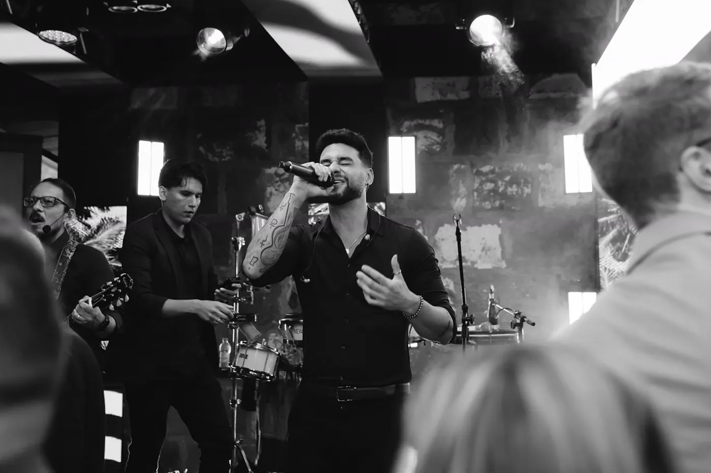 Kadu e músicos da Baile da Show tocando ao vivo, em preto e branco