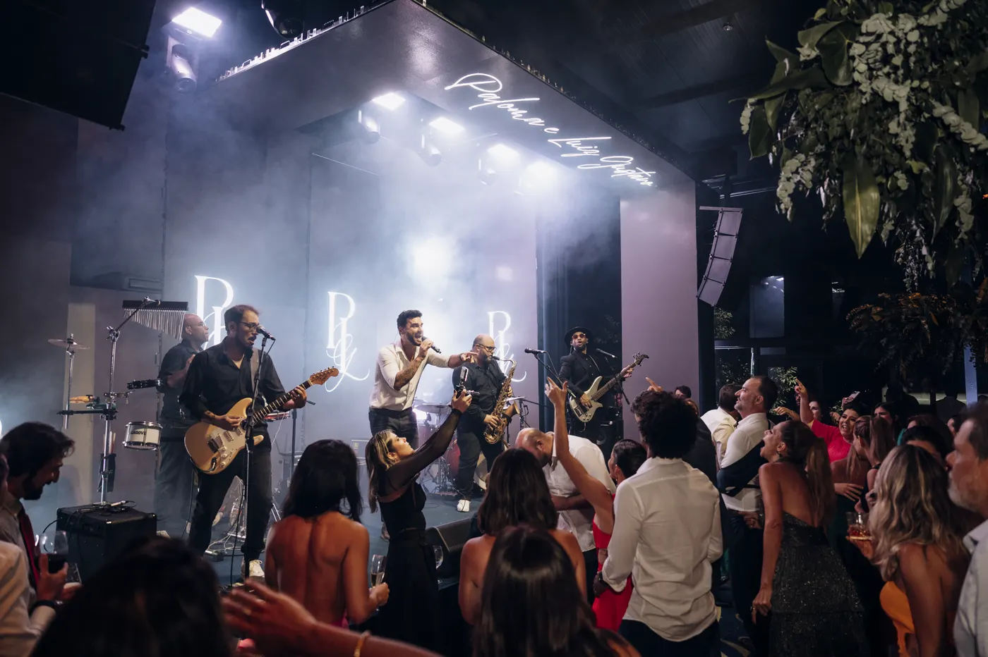 Baile da Show tocando com a pista cheia de convidados dançando
