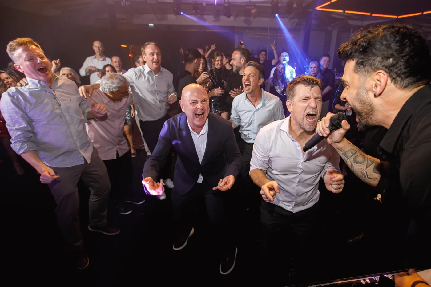 Convidados cantando junto com o Kadu