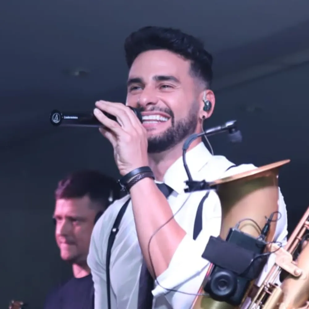 Kadu sorrindo no palco com o saxofonista da Baile da Show