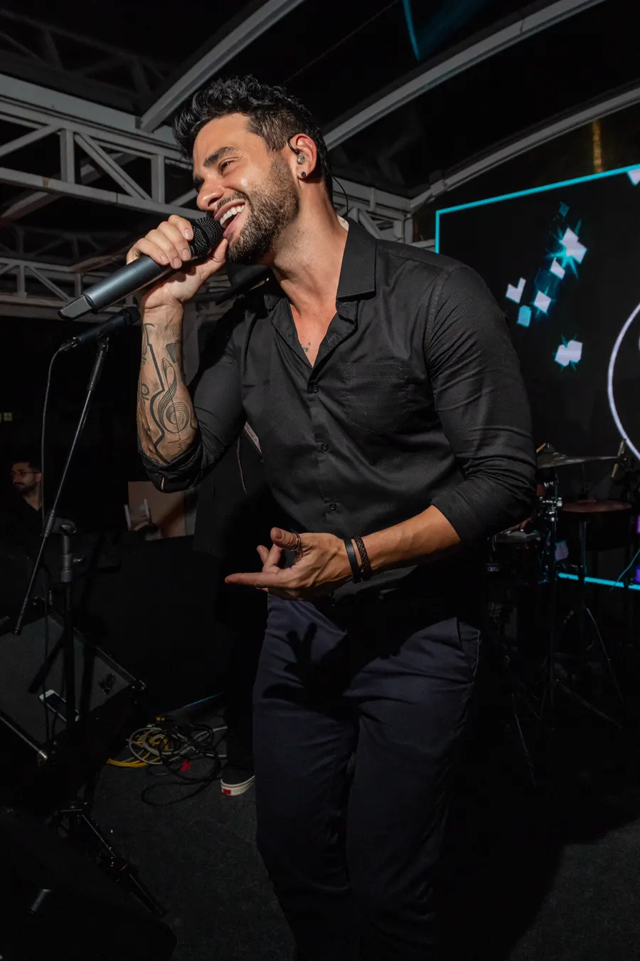 Kadu, vocalista da Baile da Show, cantando no palco