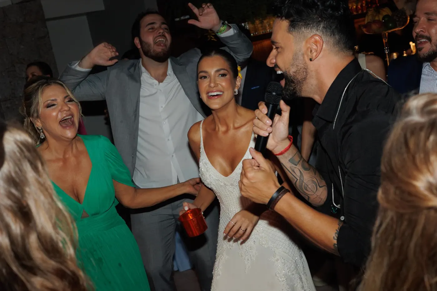 Noiva cantando com o Kadu no palco da Baile da Show