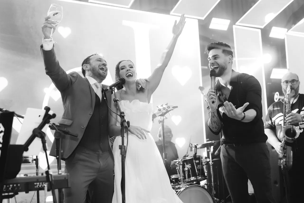 Noivos subindo ao palco para cantar com a Baile da Show