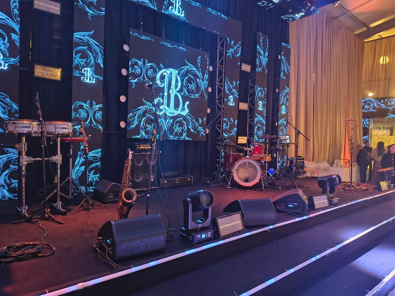 Palco da Baile da Show montado com telão, bateria, percussão e sax