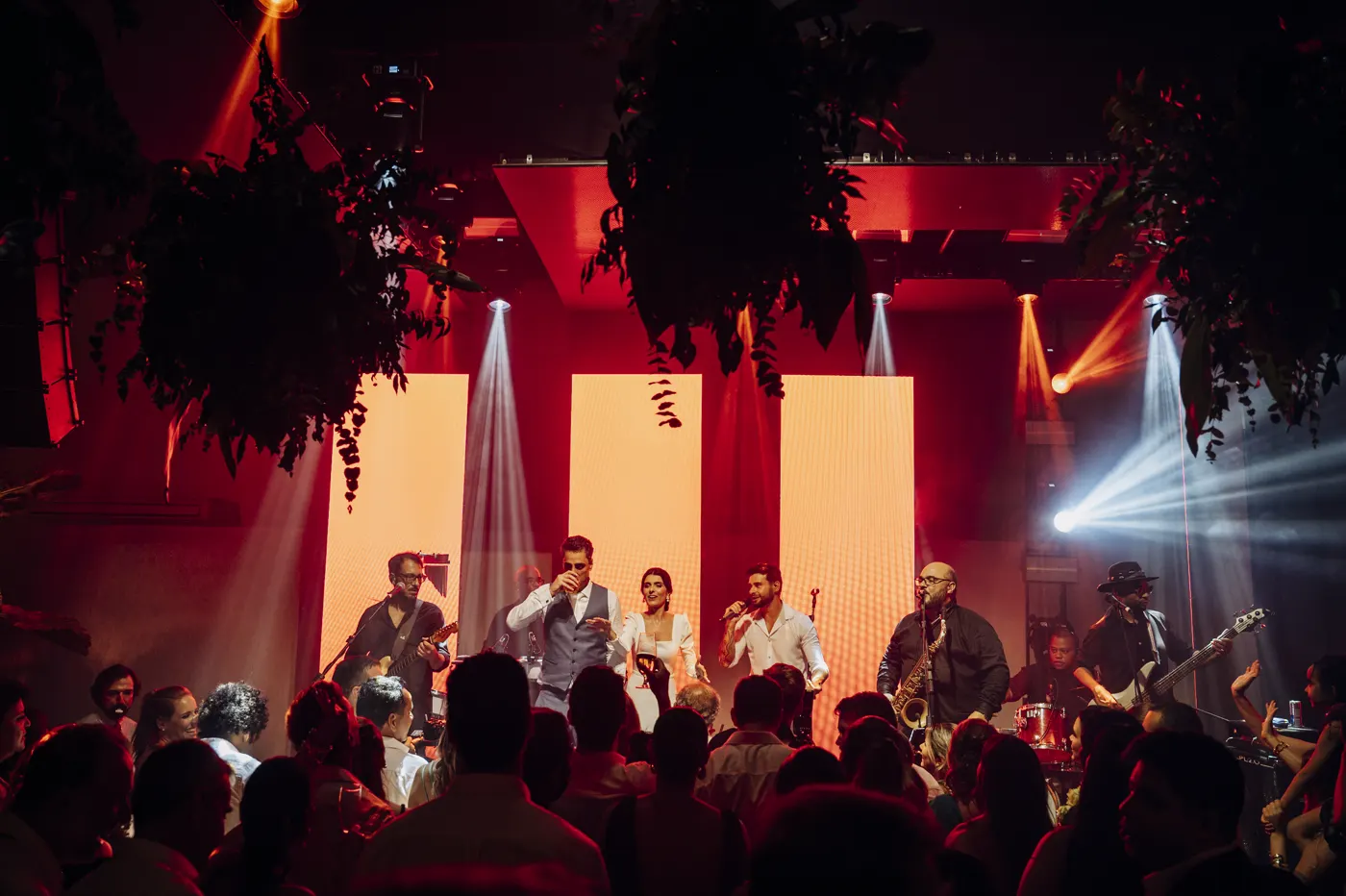Baile da Show num palco com luz vermelha e a pista cheia