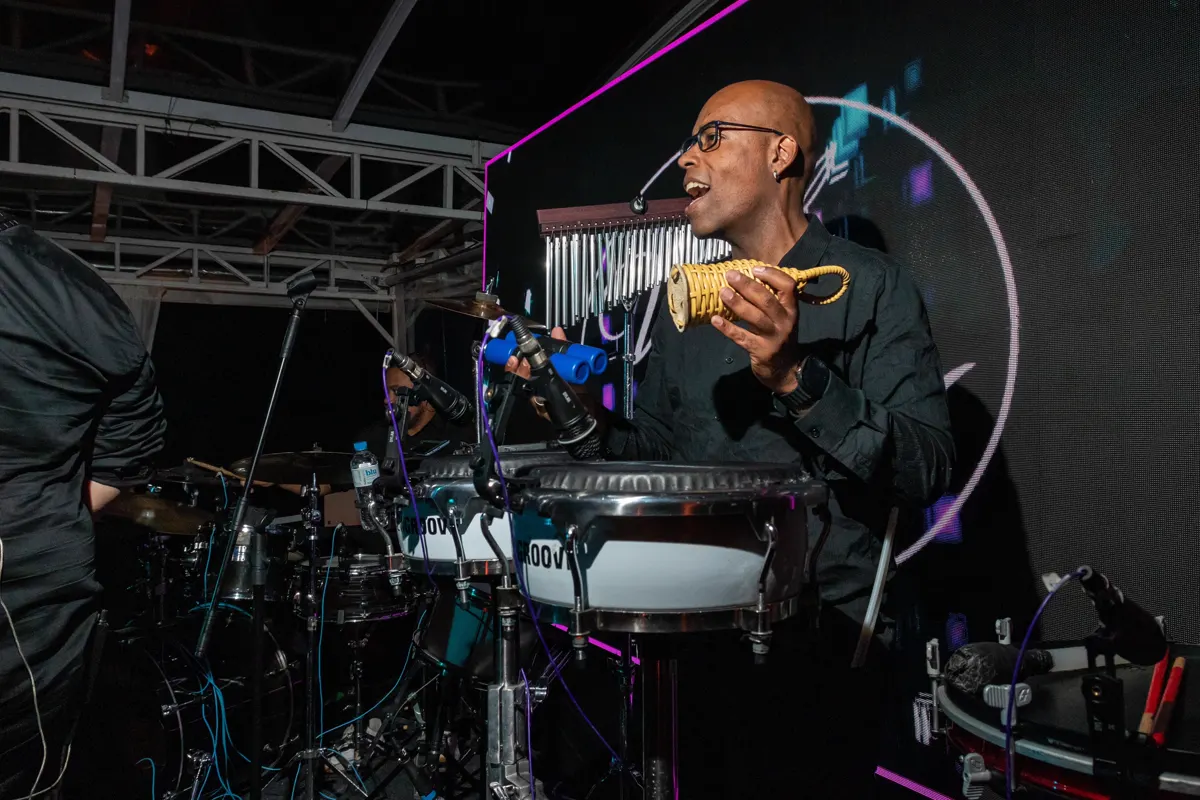 Percussionista da Baile da Show tocando ao vivo
