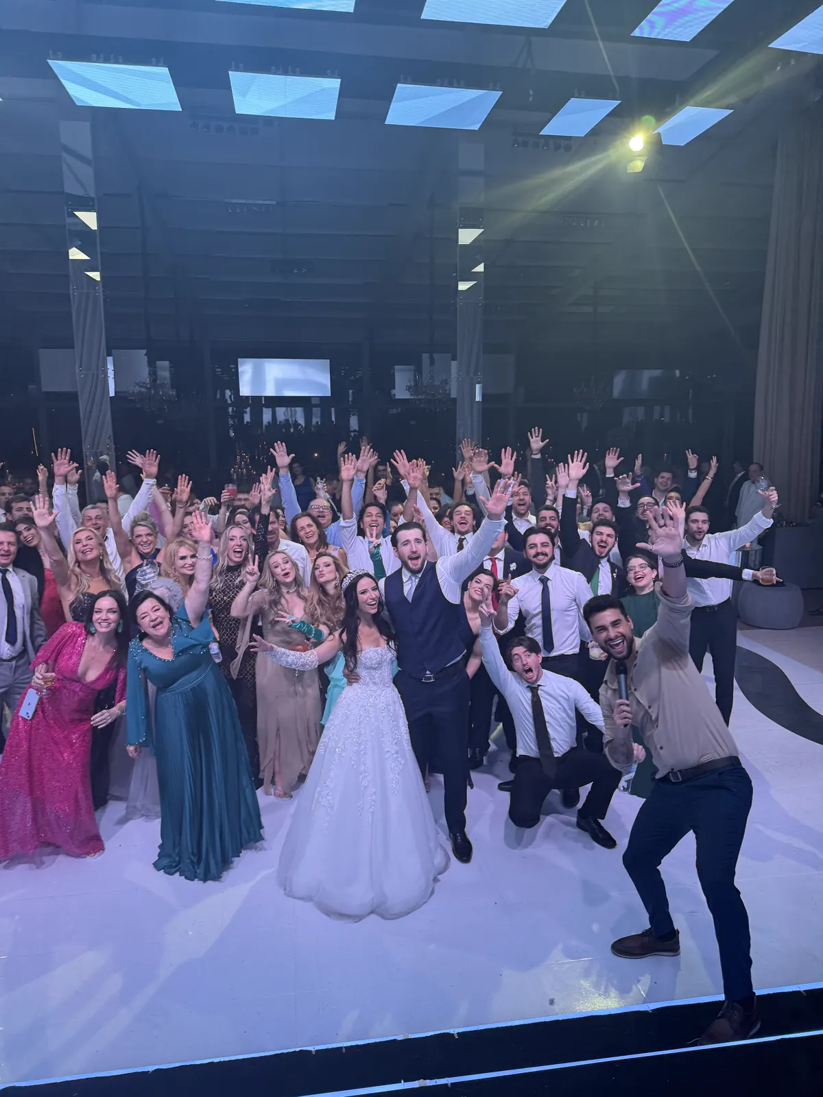 Pista lotada vista do palco da Baile da Show num casamento
