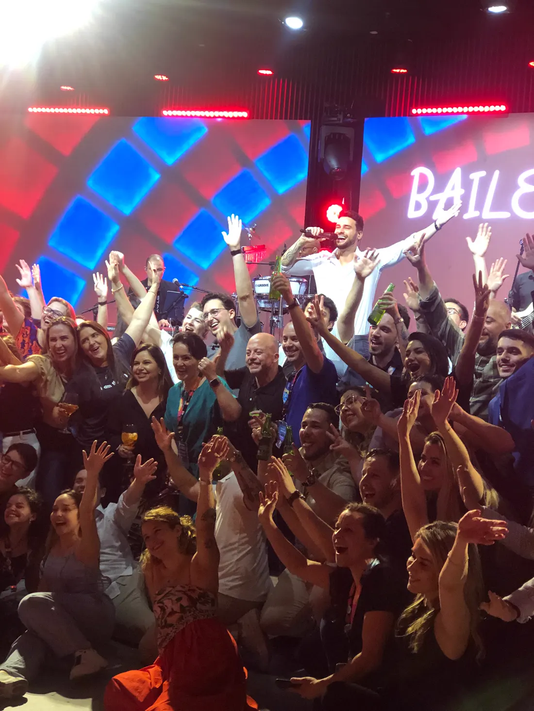 Público com as mãos para cima na frente do palco da Baile da Show