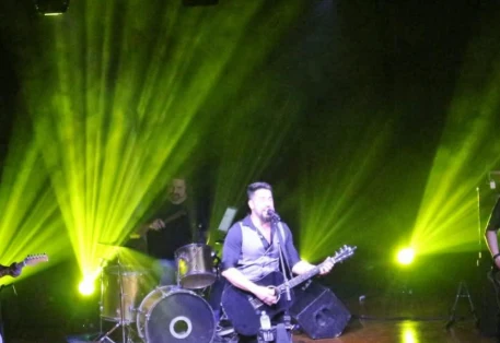 Dani Vendramini no palco com luzes