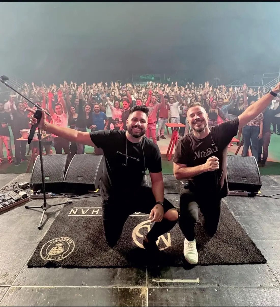 Maike e Dionathan no palco com o público ao fundo