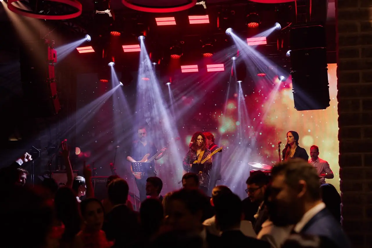 Miss Magic tocando num palco com luzes